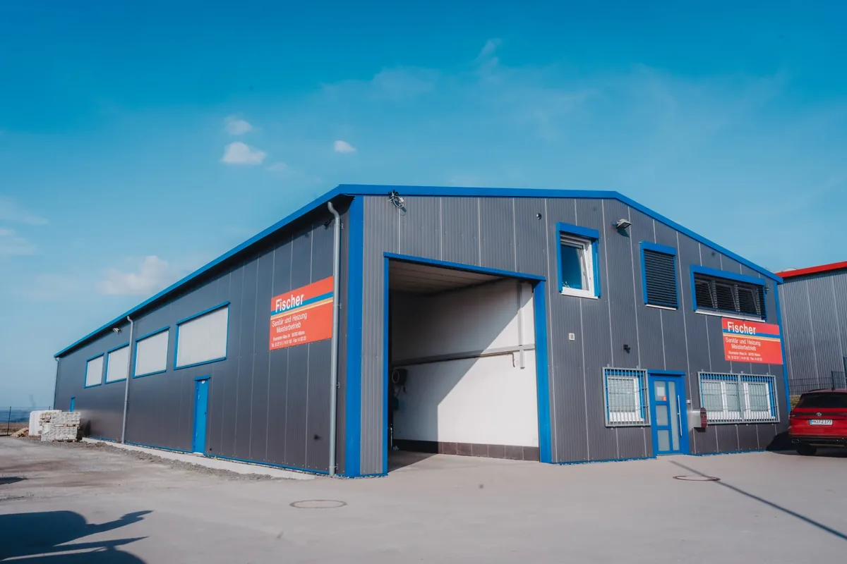 Betriebsgebäude der Fischer GmbH & Co KG, Sanitär und Heizung