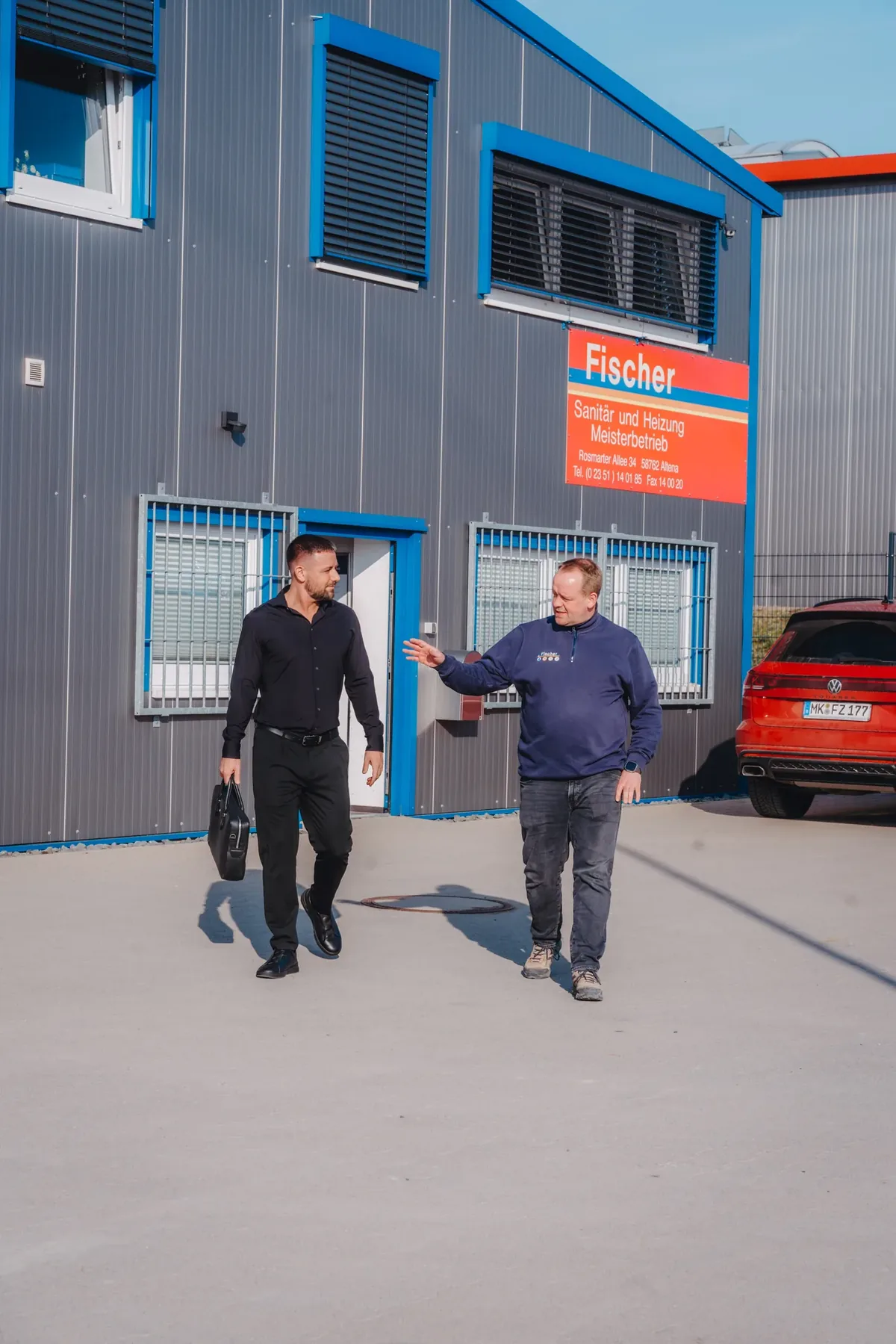 Markus Schmidt zeigt Marco Di Stefano das Betriebsgelände der Fischer GmbH & Co KG