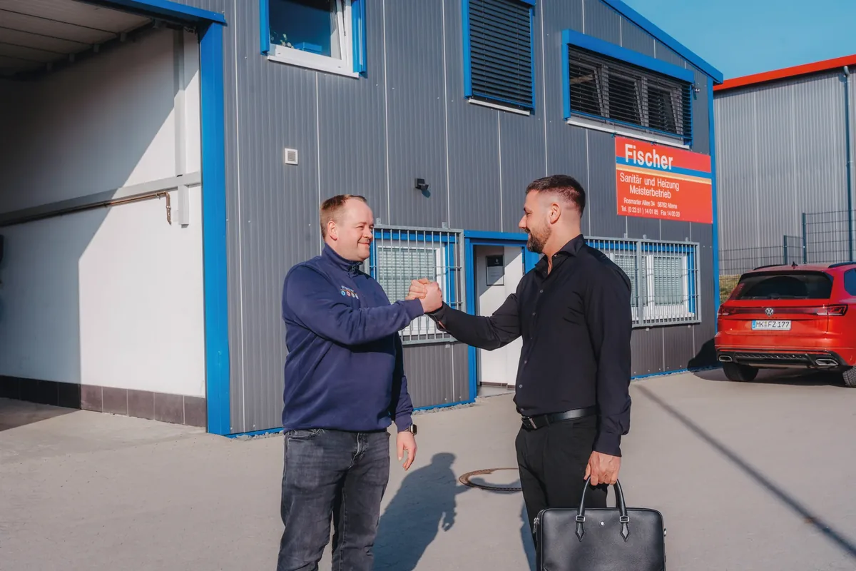 Marco Di Stefano und Markus Schmidt beim Handschlag vor der Fischer GmbH & Co KG