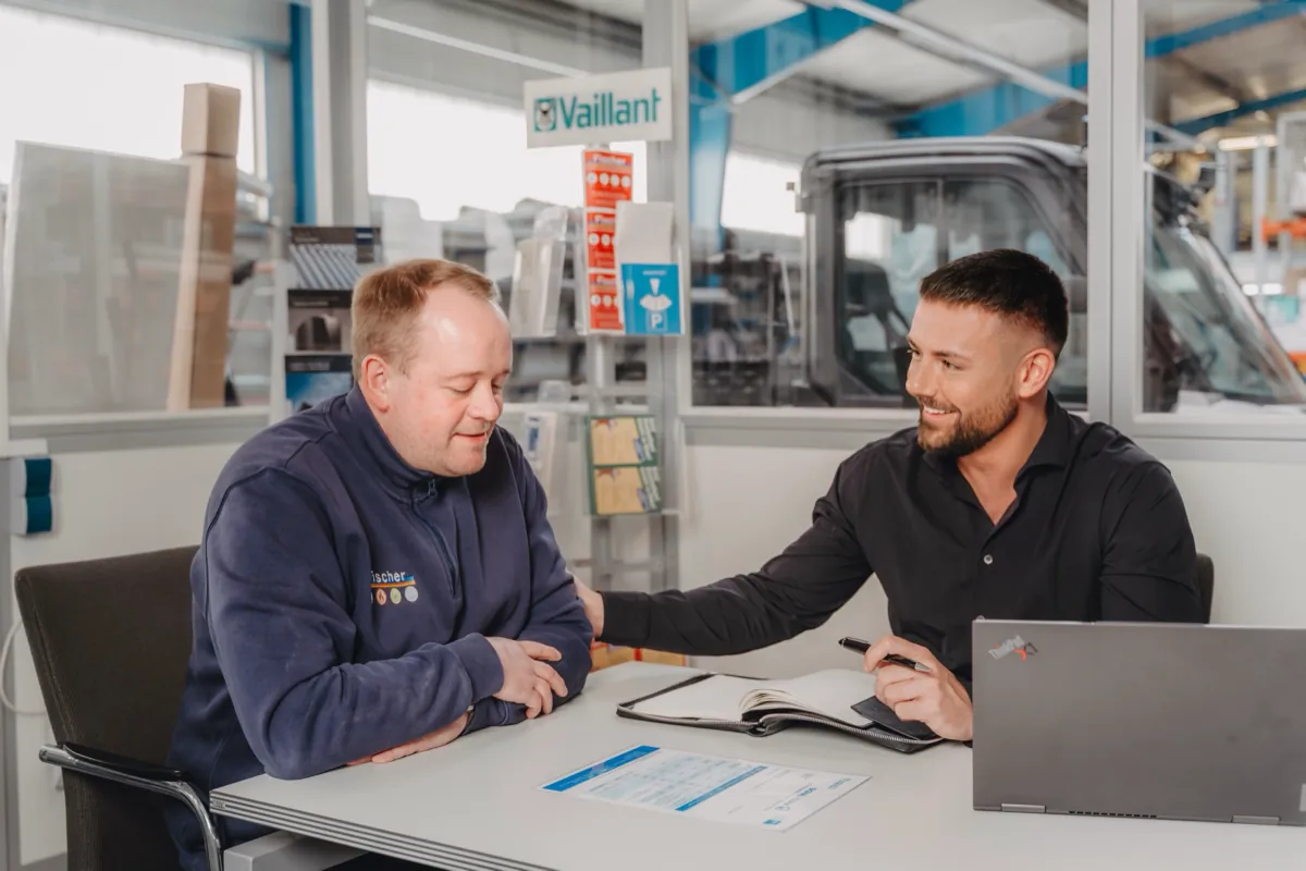 Marco Di Stefano im Beratungsgespräch mit Markus Schmidt bei der Fischer GmbH & Co KG