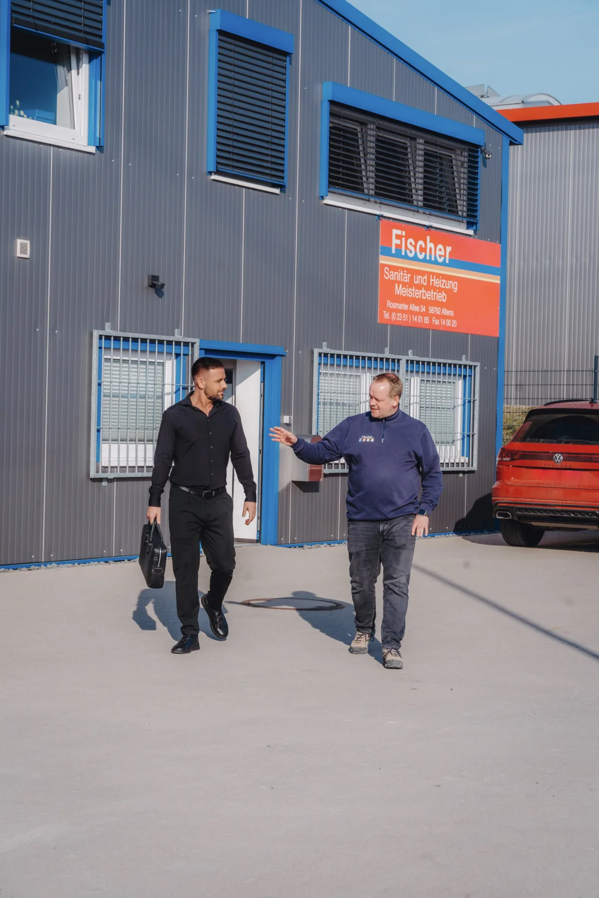 Markus Schmidt zeigt Marco Di Stefano das Betriebsgelände der Fischer GmbH & Co KG